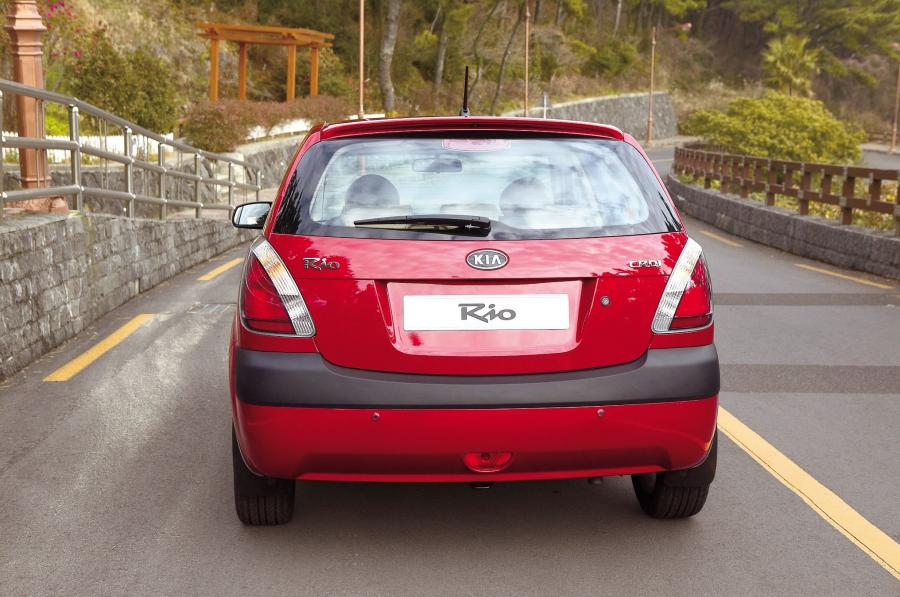  Kia Rio Hatchback 2005 года  (фото 5 из 39)